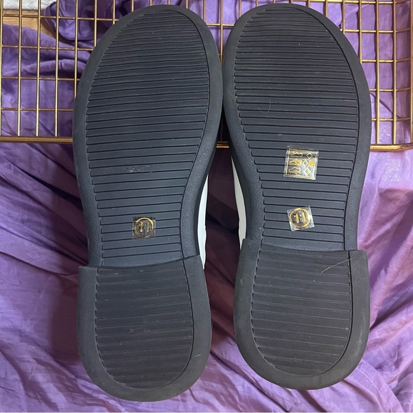 NWT Women's White Chelsea Boot sz 11, non platform, black soles, slip-on. - Picture 3 of 9